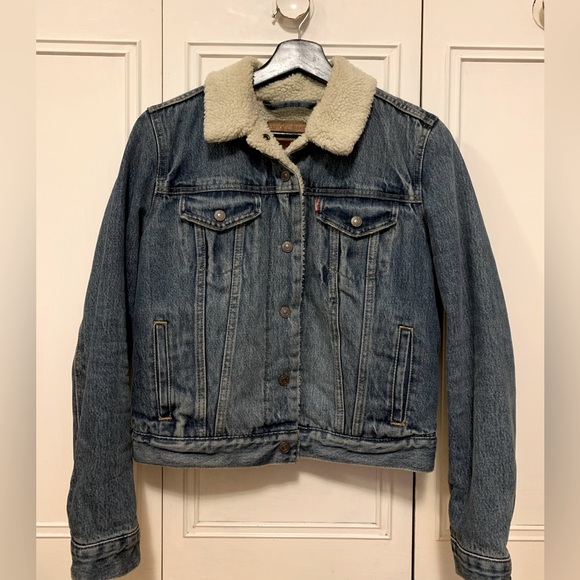 Levi’s Size Small Women’s Sherpa Lined Trucker Jacket - Picture 1 of 3